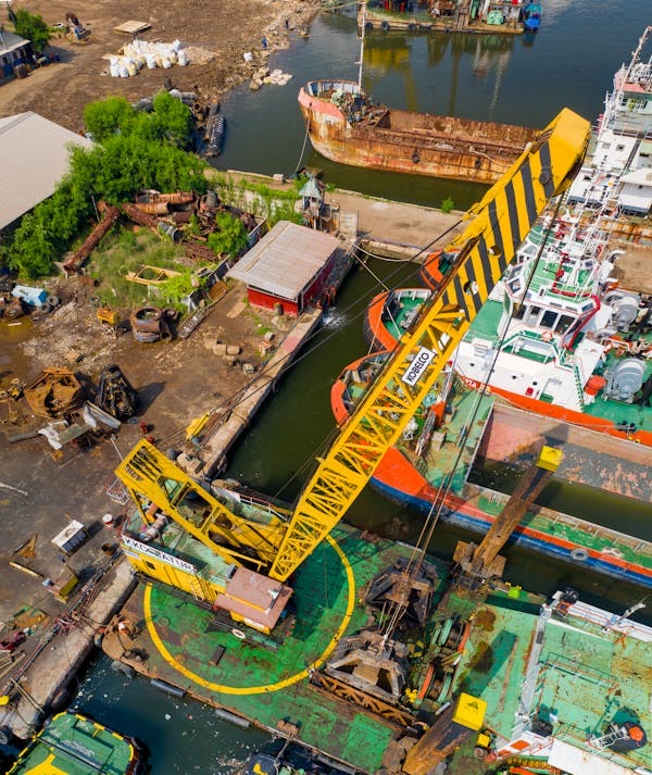 Drijvende kraanschip in haven — KCS levert gecertificeerde kraanmachinisten voor havenwerk