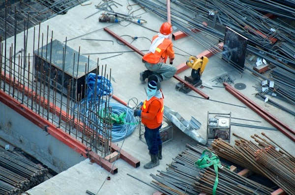 Torenkraan op bouwplaats — verticaal transport specialist KCS