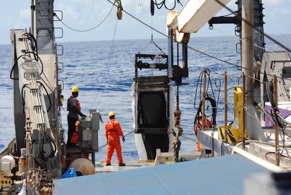 Offshore kraanmachinist aan het werk op schip — KCS offshore detachering