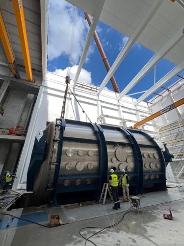 De vacuümkamer wordt via het dak de nieuwe cleanroom van het CSL in Luik gehesen