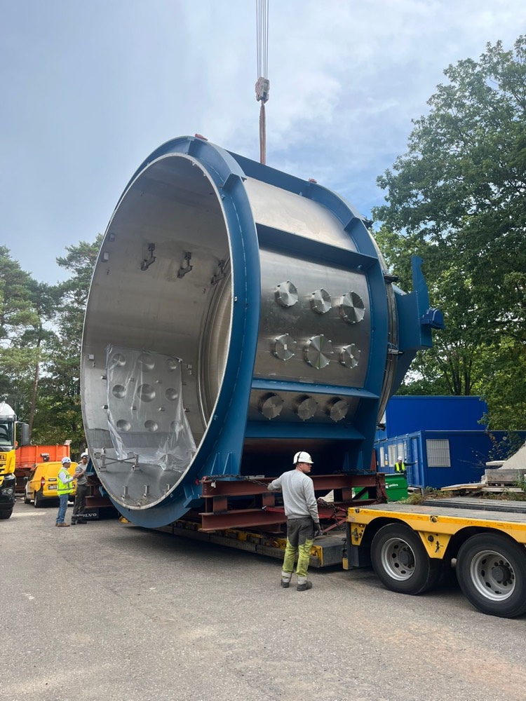 Transport van de vacuümkamer voor CSL Luik — KCS-riggers bij een van de zwaarste hijsoperaties van Europa