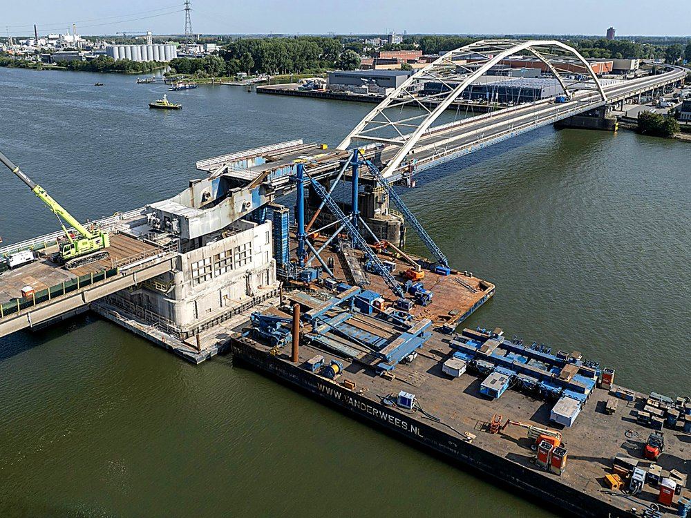 Brugklep van de Papendrechtsebrug wordt cm voor cm gevijzeld onder toezicht van KCS-riggers