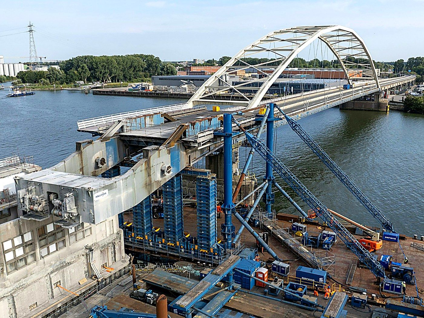 KCS-riggers houden toezicht op het vijzelen van de 900-tons brugklep van de Papendrechtsebrug