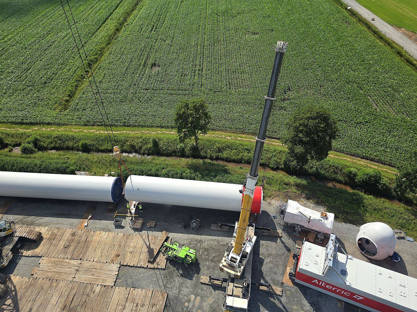 Windturbinesectie gehesen bij Windpark Rastede door KCS-riggers en -machinisten