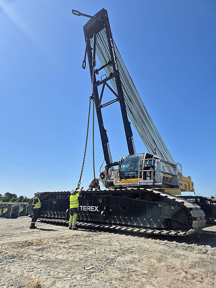Aertssen SL3800-rupskraan wordt opgebouwd op locatie bij Windpark Rastede