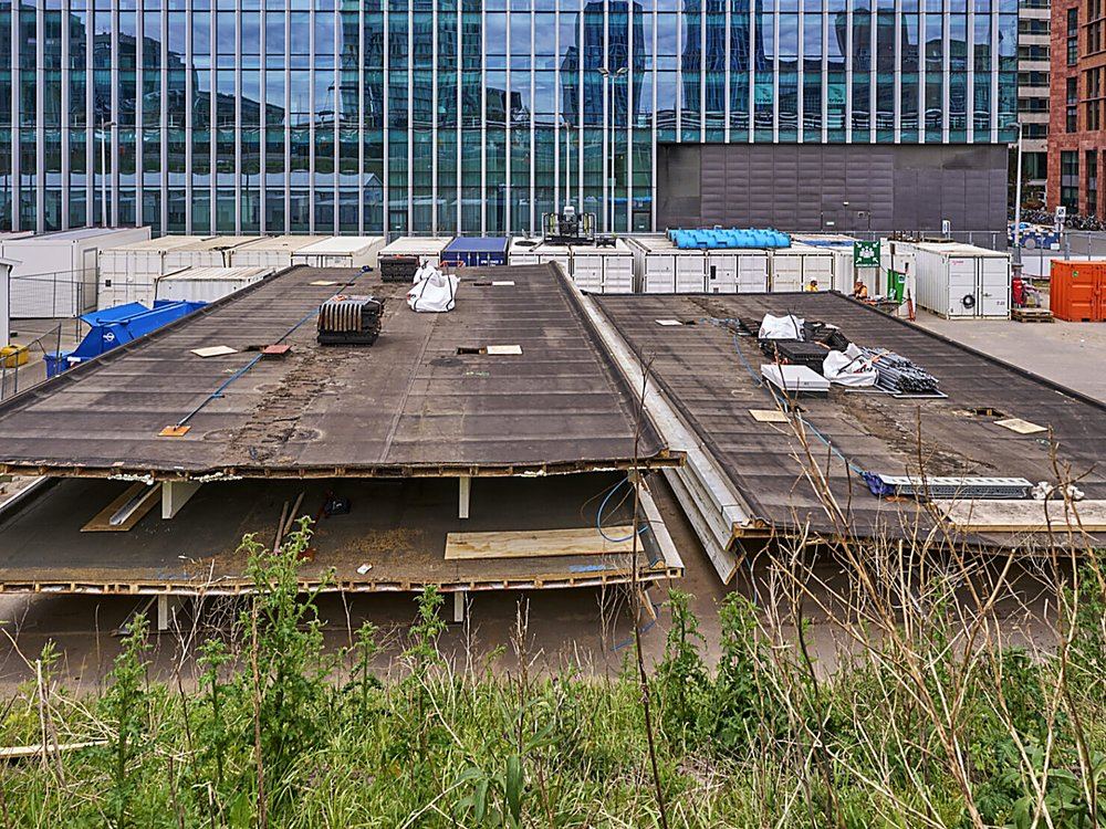 Perronkap gehesen boven de volledig afgesloten A10 Zuid bij Amsterdam Zuidasdok