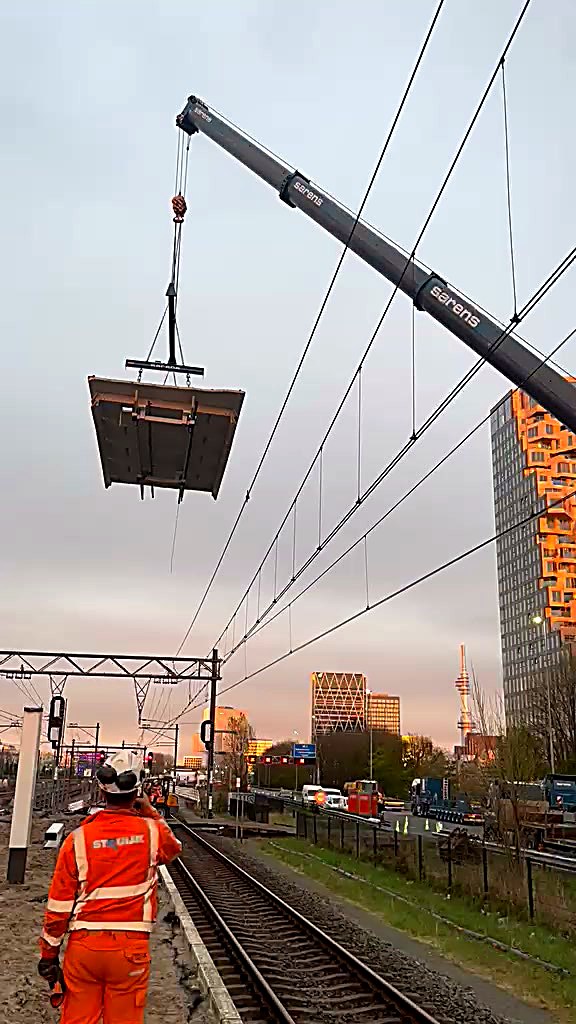Video: KCS-rigger begeleidt het hijsen van een perronkap boven het spoor bij station Amsterdam Zuid